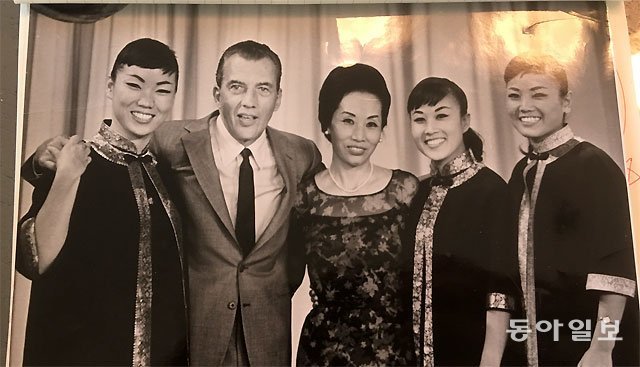 1963년 에드 설리번 쇼 출연 당시 김시스터즈와 에드 설리번(왼쪽에서 두 번째), 숙자 씨 어머니인 가수 이난영 씨(가운데). 동아일보DB
