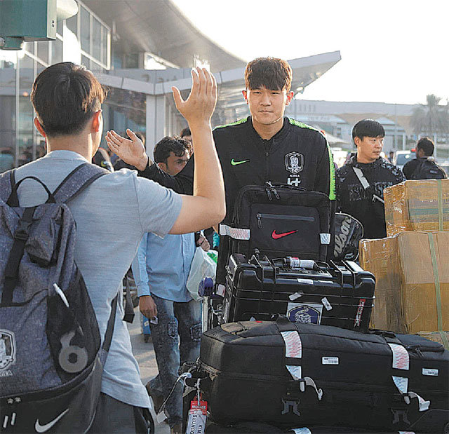 2019 아시안컵에 출전하는 태극전사들이 결전지에 입성했다. 한국축구대표팀의 중앙수비수 김민재(오른쪽)가 23일 아랍에미리트 아부다비 국제공항에 도착해 마중 나온 대표팀 스태프와 하이파이브를 하고 있다.
대한축구협회 제공