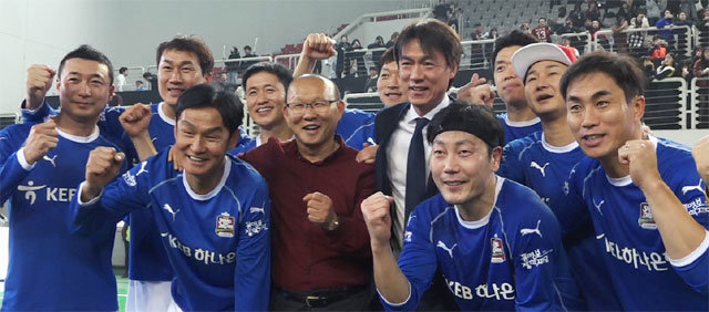 박항서 베트남 축구대표팀 감독(앞줄 왼쪽에서 두 번째)이 22일 열린 홍명보 자선축구대회에서 홍명보 대한축구협회 전무이사(앞줄 왼쪽에서 세 번째) 등 2002년 한일 월드컵 4강 신화 주역들과 밝게 웃고 있다. 박 감독 왼쪽은 최용수 FC 서울 감독. 뉴스1