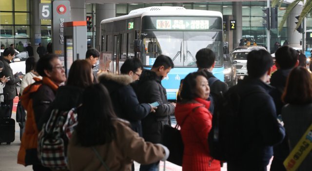 ‘ 버스 승강장에 버스를 기다리는 승객들로 북적이고 있다. © News1 DB