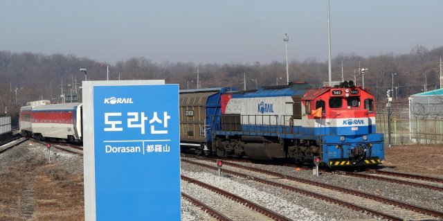 (자료사진) 남북 철도공동조사에 나섰던 열차가 18일 오전 경기도 파주 도라산역으로 들어서고 있다. 2018.12.18/뉴스1 © News1 사진공동취재단
