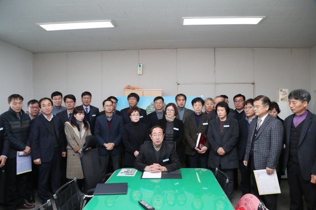 24일 충북 보은군 간부 공무원들이 군청 기자실에서 군 의회의 예산삭감에 반발하는 기자회견을 하고 있다.201812.24. © News1