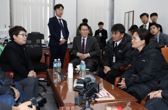 임이자 국회 환경노동위원회 고용노동소위원장이 24일 서울 여의도 국회 환노위원장실에서 태안화력발전소에서 사고로 숨진 故 김용균 씨의 어머니 김미숙 씨를 만나 대화하고 있다. © News1