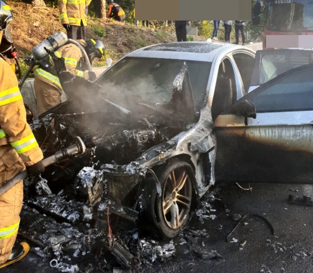 BMW 화재 원인조사 민관합동조사단은 차량화재 사고가 사측의 주장과 달리 EGR 설계결함에 따른 냉각수 끓음 현상(보일링)이 원인이라고 24일 밝혔다. 원주소방서 제공)