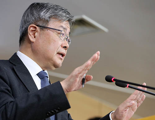 이재갑 고용노동부 장관이 24일 오전 서울 종로구 정부서울청사 브리핑룸에서 최저임금법 시행령(안) 개정에 대해 브리핑을 마친 후 취재진 질문에 답하고 있다. 2018.12.24. 사진=뉴시스