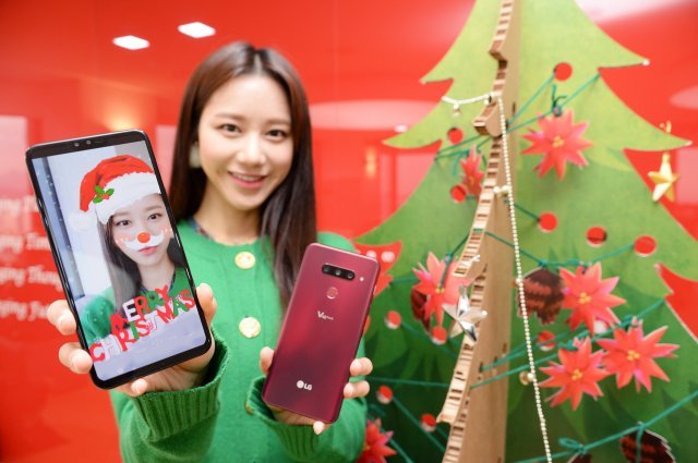 LG전자가 LG V40 씽큐 전용 ‘크리스마스 AR 스티커팩’을 공개했다. AR 스티커팩은 크리스마스를 주제로 산타클로스, 루돌프 등 총 18종으로 구성돼 있다. LG 스마트월드 앱에서 다운로드 할 수 있다. (LG전자 제공) 2018.12.11/뉴스1