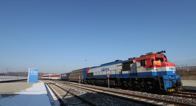 남북 철도공동조사에 나섰던 열차가 18일 오전 경기도 파주 도라산역으로 들어서고 있다.  2018.12.18/뉴스1 © News1 사진공동취재단