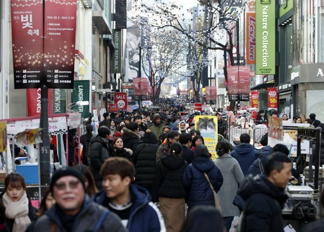크리스마스 이브인 24일 서울 중구 명동 거리가 인파로 붐비고 있다. 2018.12.24/뉴스1 © News1