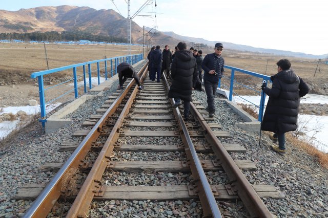 남북 철도 공동 조사단이 지난 15일 북한 동해선 나진 혼합궤 구간을 살펴보고 있다. (통일부 제공)