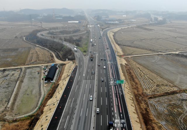 지난달 27일 오후 경기 평택 서해안고속도로 서평택IC-서평택JCT구간에 차량 소통이 원활한 흐름을 보이고 있다. © News1