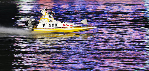 심상철은 지난 20일 열린 2018 문화체육관광부장관배 그랑프리 경정 결승전에서 1위로 골인하며 생애 처음으로 그랑프리 경정 우승컵을 차지했다. 사진제공｜국민체육진흥공단