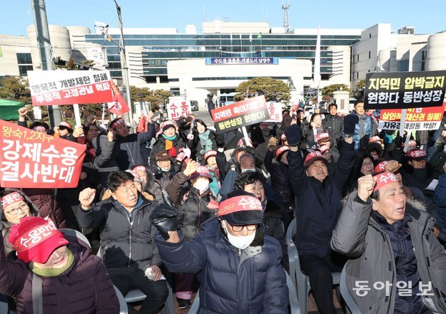 24일 경기 남양주시청 앞에서 주민들이 3기 신도시 개발에 반대하는 집회를 열고 있다. 남양주=김재명 기자 base@dona.com