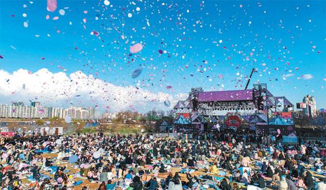 벚꽃블라스터와 함께 Lifeplus 벚꽃 페스티벌을 즐기는 시민들.