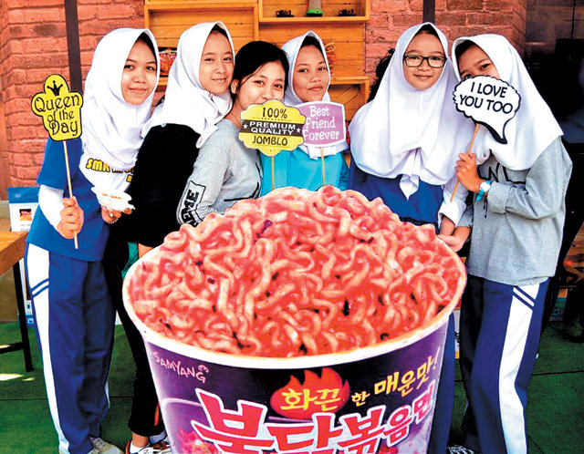 삼양식품은 10, 20대 소비자와의 소통을 위해 현재 중고교와 대학교를 직접 찾아 불닭볶음면 시식 기회를 제공하는 ‘스쿨 로드쇼’를 진행하고 있다. 사진은 2017년 인도네시아 스쿨 로드쇼 당시 모습. 삼양식품 제공