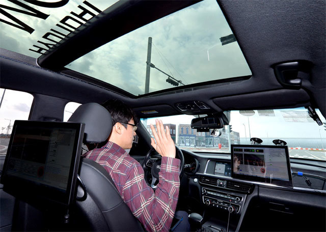 현대모비스 연구원이 두 손을 운전대에서 뗀 채 자율주행차를 시험 주행하고 있다. 현대모비스 제공