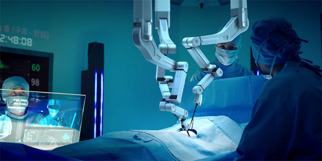 고려대 의료원이 제작한 미래 병원 영상 속에서 한 의사가 센서가 달린 수술장갑을 끼고 손을 움직이자 로봇이 대신 수술을 하고 있다. 고려대 의료원 제공