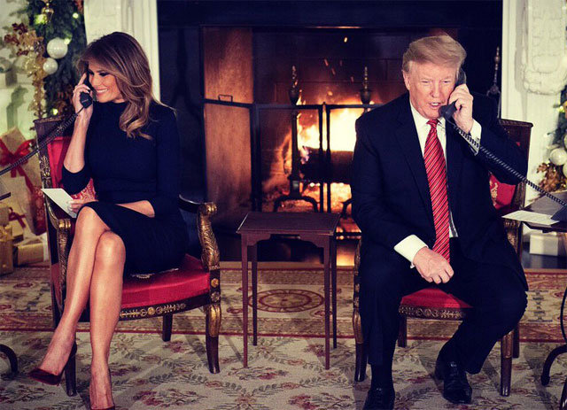 24일 백악관에서 산타를 궁금해 하는 어린이들과 통화하는 도널드 트럼프 대통령 부부. 멜라니아 트럼프 트위터