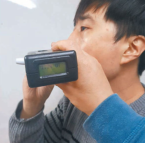 동아일보 김윤종 기자가 궐련형 전자담배에서 전자파가 얼마나 나오는지 확인하기 위해 측정기를 전자담배에 대고 있다. 이 실험에는 국가금연지원센터와 환경보건시민센터가 참여했다. 궐련형 전자담배에서 나오는 전자파를 측정한 것은 처음이다.