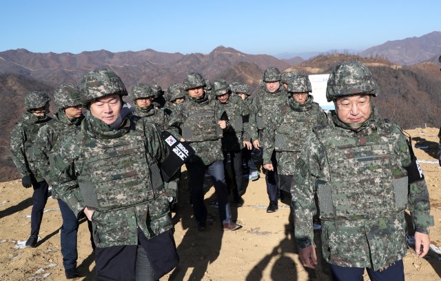 윤호중 사무총장 등 더불어민주당 소속 의원과 관계자들이 지난 18일 연말민생현장 ‘청책(聽策)투어’ 일정으로 강원도 중동부전선 철거된 GP에서 북측 지역을 살펴보고 있다. © News1