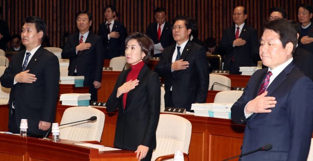 나경원 자유한국당 원내대표, 정용기 정책위의장, 정양석 수석부대표 등이 지난 19일 서울 여의도 국회에서 열린 의원총회에서 국민의례를 하고 있다. © News1