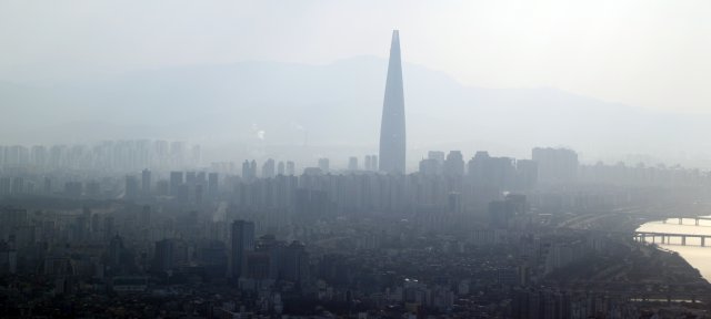 전국 미세먼지 농도가 ‘나쁨’ 수준으로 예보된 지난 18일 서울 송파구 일대 © News1