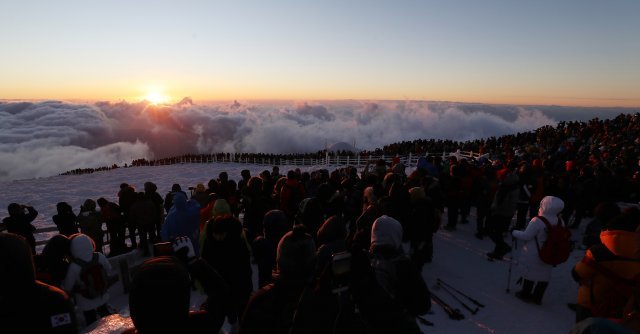 2018년 1월1일 제주 한라산 백록담에서 관광객들이 해돋이를 지켜보고 있다. © News1