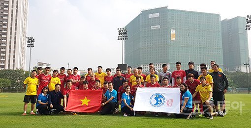 ‘박항서호’ 베트남축구대표팀이 26일 하노이 미딘지구에 위치한 베트남축구협회 훈련장에서 포토타임을 갖고 있다. 25일 북한과의 평가전에서 1-1 무승부를 기록한 박항서호는 27일 카타르 도하로 이동해 내년 1월 아랍에미리트에서 열리는 2019 아시아축구연맹 아시안컵 준비에 나선다. 하노이(베트남)｜남장현 기자 yoshike3@donga.com