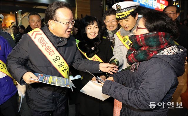 김부겸 행정안전부 장관이 26일 서울 종로구 젊음의 거리에서 시민들에게 음주운전 근절 홍보전단을 나눠주고 있다. 전영한 기자 scoopjyh@donga.com