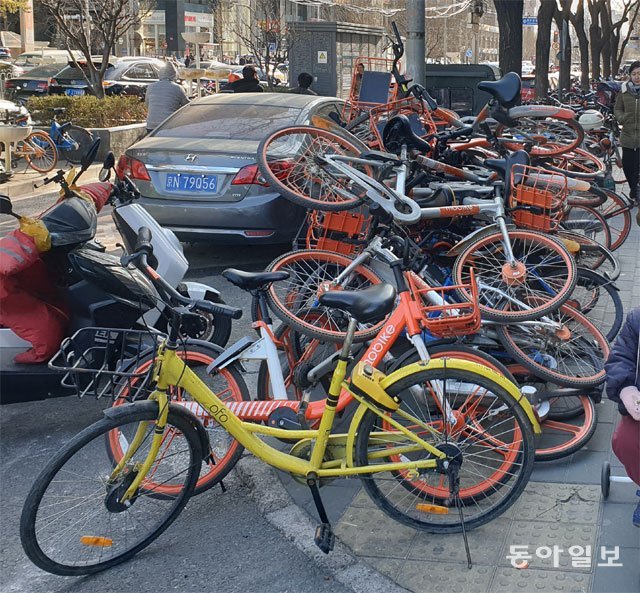 베이징 시내 한복판인 차오양구 중국 외교부 청사 인근 도로에 공유자전거들이 쓰레기처럼 쌓여 있다. 베이징=윤완준 특파원 zeitung@donga.com