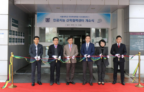 (왼쪽부터) 김신근 현대투자파트너스 이사, 박영석 서울대치의학대학원 기획부원장, 한중석 서울대 치의학대학원장, 박윤정 덴탈메디케어 창업보육센터장, 허수복 디디에이치 대표, 김성훈 디디에이치 상무이사. 사진제공=디디에이치