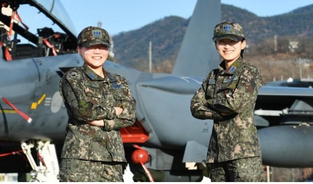 F-15K 전투기 앞에서 웃고 있는 선지형 대위(왼쪽)와 박은아 대위(11전투비행단 제공)© News1