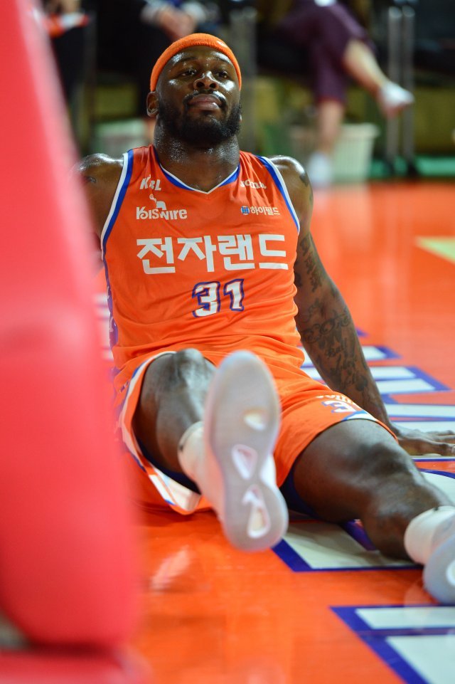 10월18일 인천삼산체육관에서 열린 ‘2018-19 SKT 5GX 프로농구’ 전자랜드와 KCC경기.전자랜드 할로웨이가 4쿼터 막판 부상으로 코트에 앉아 있다. (KBL 제공) © News1