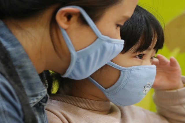 독감이 유행하면서 충북의 일선 학교 감염자도 일주일 사이 60% 이상 늘어 지난 1일까지 1475명이 인플루엔자에 걸린 것으로 나타났다.(사진은 기사의 내용과 직접 관련이 없음) 2018,12.3/뉴스1© News1 DB