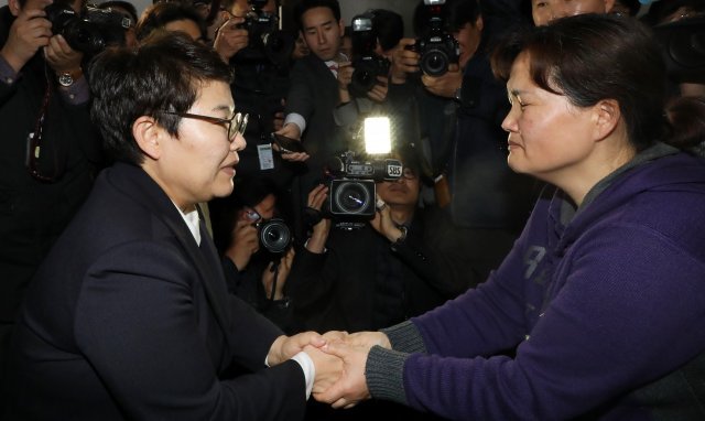 임이자 국회 환노위 고용노동소위원장이 27일 서울 여의도 국회에서 ‘김용균법’으로 불리는 산업안전보건법 개정안에 대한 여야3당 합의 소식을 故 김용균 씨 어머니인 김미숙씨에게 전하며 손잡고 있다. 2018.12.27/뉴스1 © News1