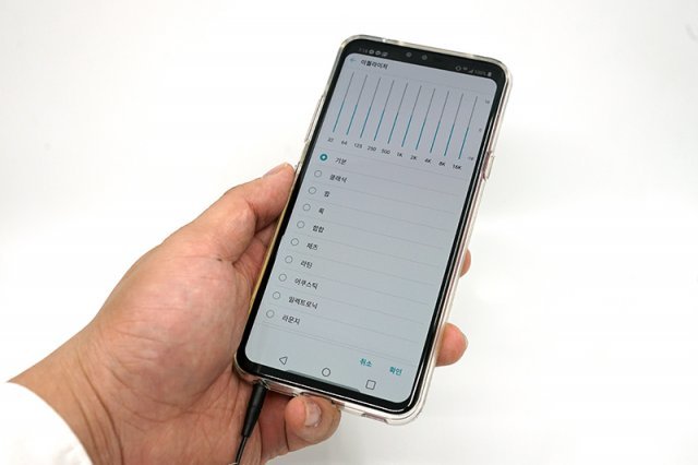 삼성과 LG를 포함해 스마트폰 제조사들은 5G 대응 단말기를 2019년 상반기 내 선보일 예정이다(출처=IT동아)