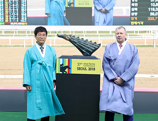 한국마사회 김낙순 마사회장(왼쪽)과 윈프리드 아시아경마연맹 회장. 사진제공｜한국마사회