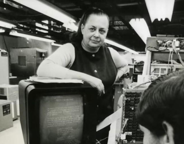 여성 컴퓨터공학자
에벌린 베러진은 몇 안 되는 초창기 여성 컴퓨터공학자다. 항공 예약시스템을 만들고 워드프로세서를 개발해 회사까지 차려 승승장구했다. 사진 출처 미국컴퓨터역사박물관