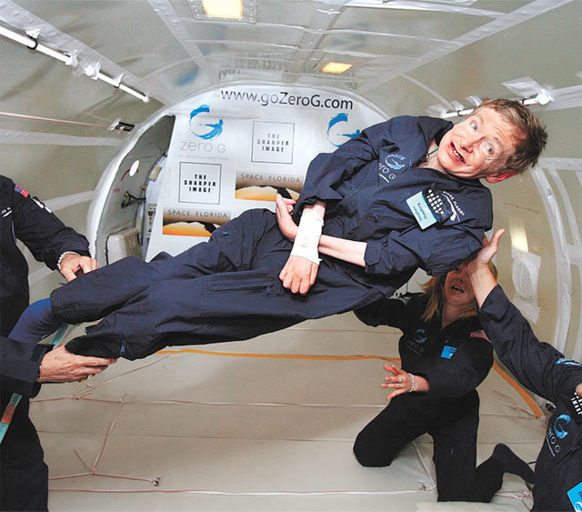 우주 천재 호킹 무중력을 체험 중인 스티븐 호킹 박사. 얼굴을 제외하고 전신의 근육을 못 움직이는 상황에서도 유머와 모험심을 잃지 않았다. 미국항공우주국 제공