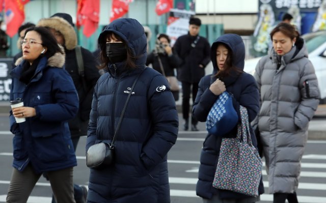 중부지방에 한파특보가 내려진 27일 오전 서울 세종대로 광화문사거리에서 두터운 외투를 입은 시민들이 출근길 발걸음을 재촉하고 있다. © News1