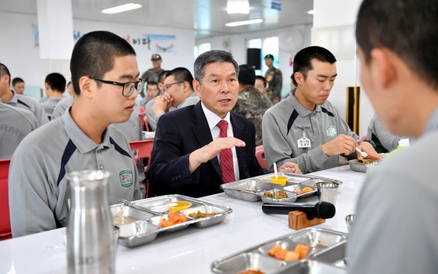 정경두 국방부 장관이 지난 9월 충남 논산시 연무읍 육군훈련소를 찾아 훈련병들과 함께 식사를 하고 있다.(국방부 제공) ⓒ News1