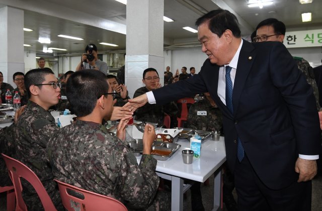 문희상 국회의장이 지난 9월 충남 논산시 육군훈련소를 찾아 훈련병들과 함께 식사를 마친 뒤 인사를 나누고 있다. © News1 국회사진취재단