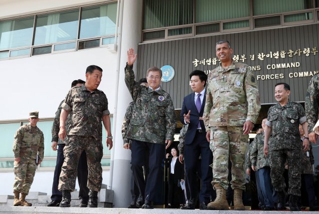 문재인 대통령이 지난해 6월 서울 용산구 한미연합사령부를 방문해 장병들에게 인사하는 모습. /뉴스1 © News1
