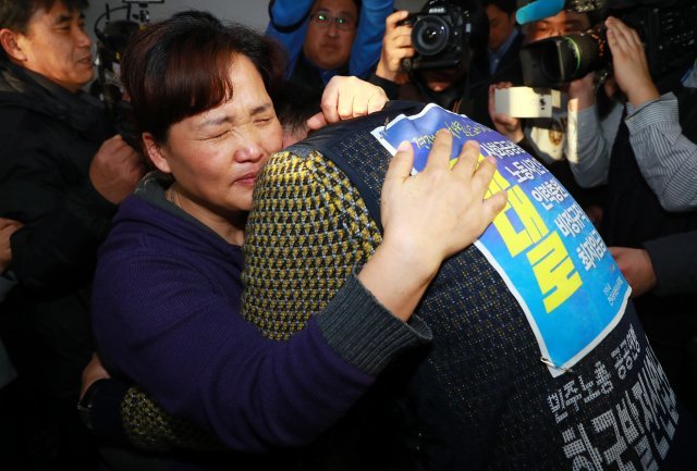 故 김용균 씨 어머니인 김미숙씨가 27일 서울 여의도 국회에서 ‘김용균법’으로 불리는 산업안전보건법 개정안에 대한 여야3당 합의 소식을 듣고 故 김용균 씨 직장동료와 포옹하고 있다. 2018.12.27/뉴스1 © News1