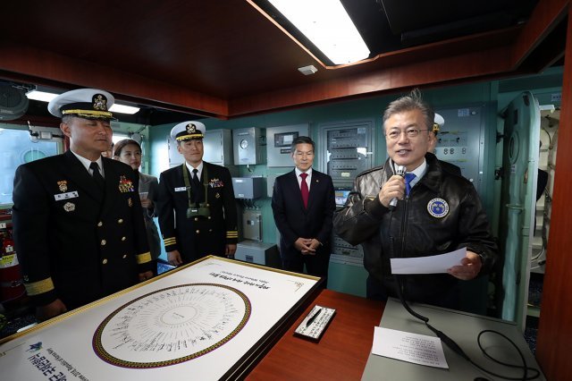 문재인 대통령이 11일 제주 서귀포시 민군복합항 앞바다에서 열린 2018 대한민국 해군 국제관함식에 참석해 일출봉함에서 장병들을 격려하는 함내 방송을 하고 있다. (청와대 제공) 2018.10.11/뉴스1