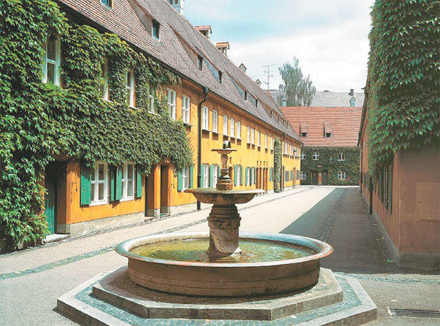 16세기 초 야코프 푸거의 공공 주택 프로젝트의 일환으로 독일 아우크스부르크에 지어진 ‘푸거라이’의 모습. 500년이 지난 현재까지도 1년에 약 1100원(0.88유로)이라는 공짜나 다름없는 가격으로 운영된다. 부키 제공