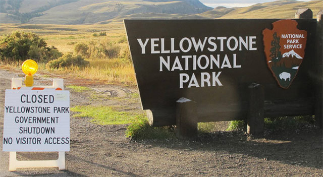 미국 와이오밍주 옐로스톤 국립공원 입구에 연방정부 셧다운으로 공원이 폐쇄되었다는 안내문이 걸려 있다. 사진 출처 구글닷컴