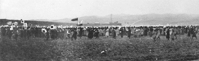 1919년 3월 13일 북간도 용정의 서전벌을 가득 메운 조선인들이 ‘조선독립축하회’라는 이름으로 만세운동을 벌였다. 군중 한가운데에 ‘대한독립’과 ‘정의인도’라고 쓰인 오장기(五丈旗)가 모래바람에 펄럭이고 있다. 규암 김약연 기념사업회 제공