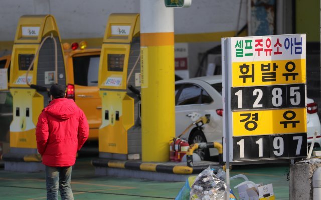 국제유가 하락의 영향으로 연일 기름값이 떨어지고 있는 26일 전북 전주시 한 주유소의 기름값이 휘발유 1,200원대, 경유 1,100원대를 기록하고 있다.2018.12.26/뉴스1 © News1