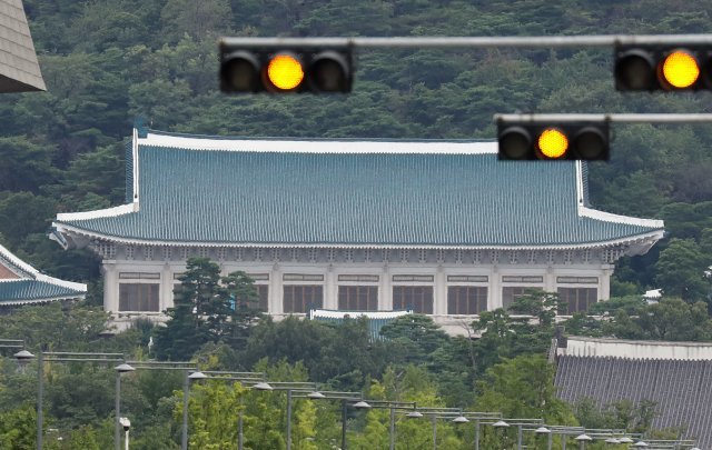 서울 태평로에서 바라본 청와대 앞 신호등에 노란불이 켜져 있다. /뉴스1 © News1