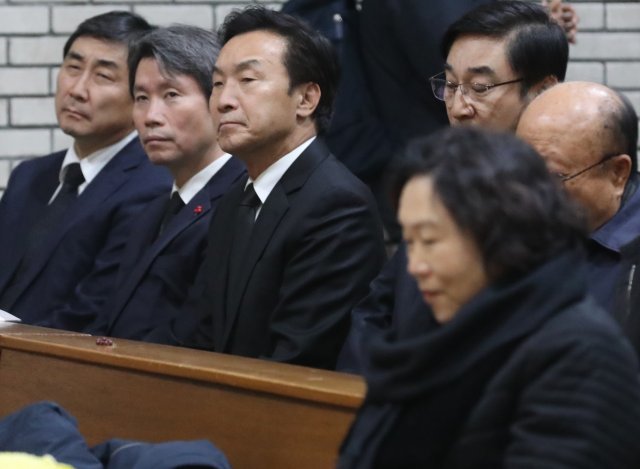 손학규 바른미래당 대표가 지난해 12월29일 서울 도봉구 창동성당에서 열린 고 김근태 전 민주통합당 상임고문의 6주기 추도식에 참석하고 있다. 2017.12.29/뉴스1 © News1